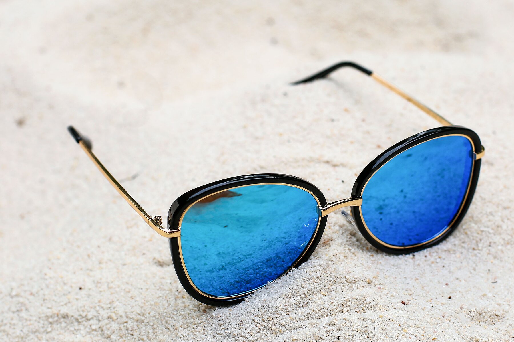 Women's lifestyle photography #2 of JC2033 in Black-Gold with Blue Mirrored TAC Lenses