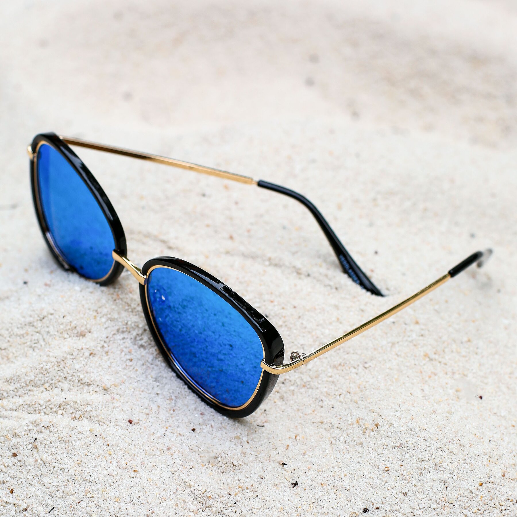 Women's lifestyle photography #3 of JC2033 in Black-Gold with Blue Mirrored TAC Lenses