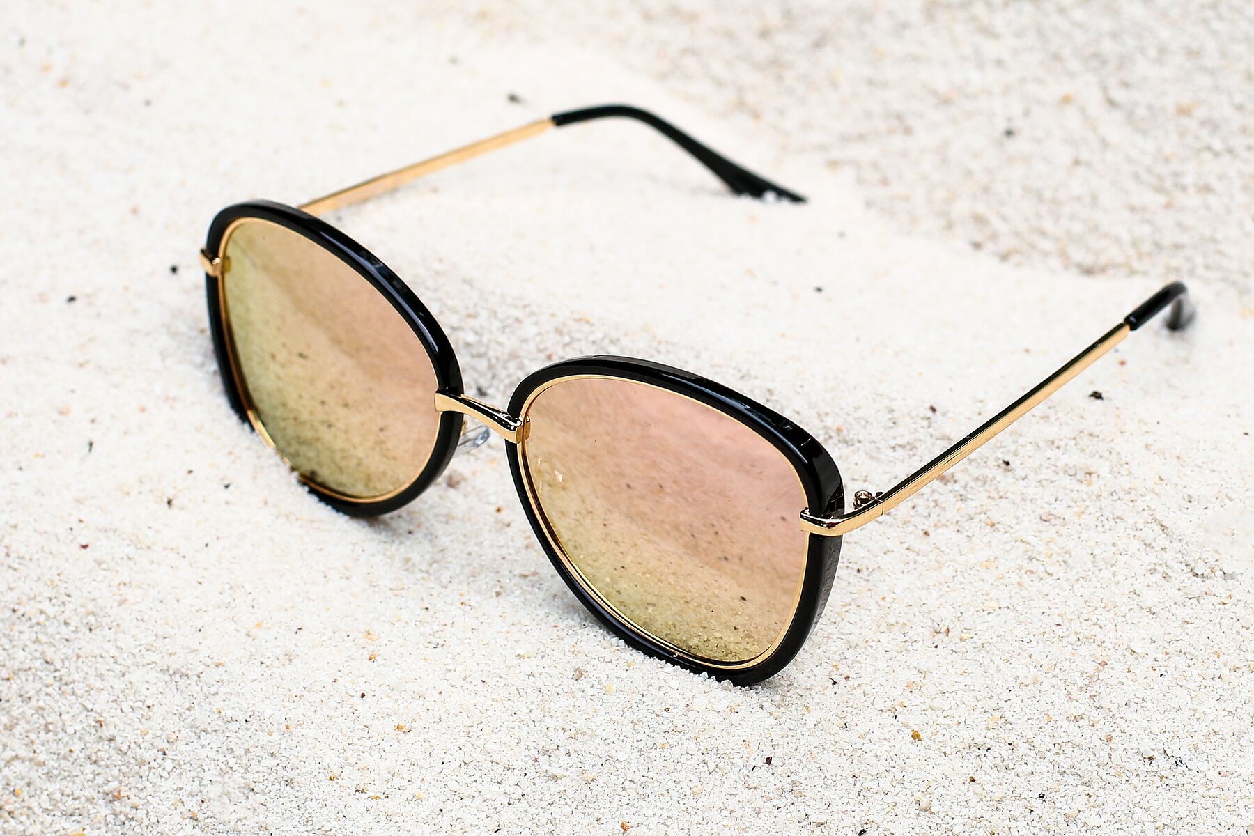 Women's lifestyle photography #2 of JC2033 in Black-Gold with Rose Gold Mirrored TAC Lenses