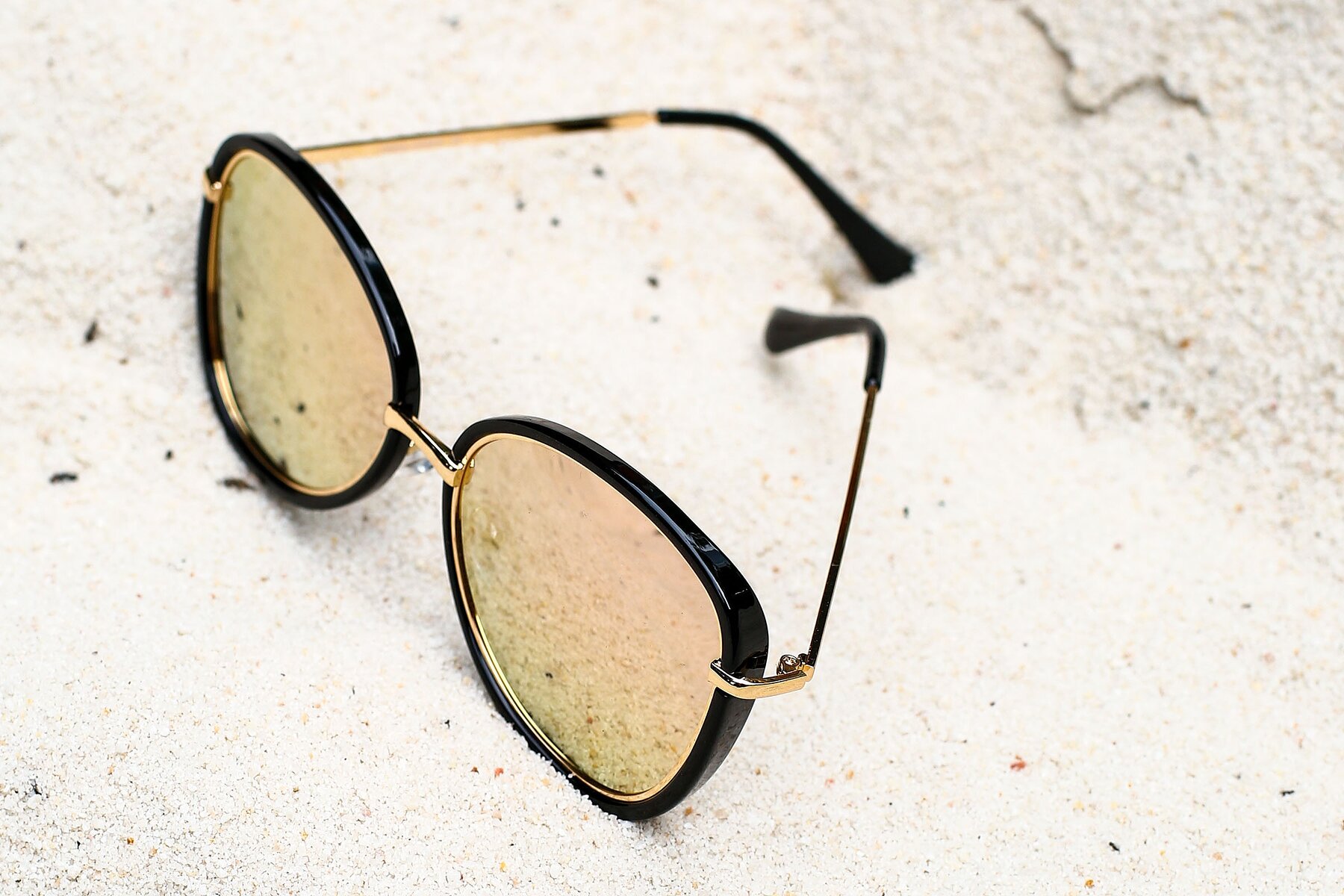 Women's lifestyle photography #3 of JC2033 in Black-Gold with Rose Gold Mirrored TAC Lenses