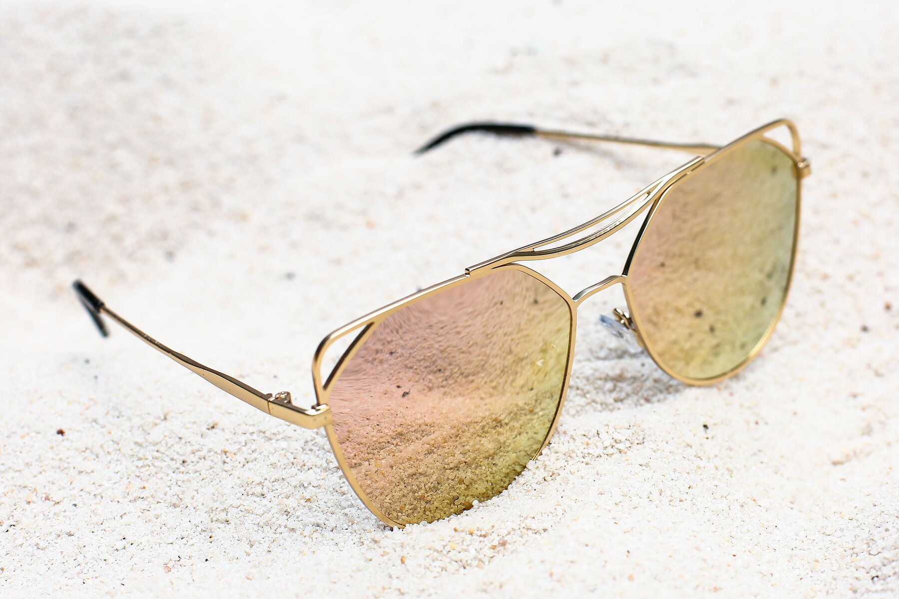 Women's lifestyle photography #2 of JC2036 in Matte Gold with Pink Mirrored TAC Lenses