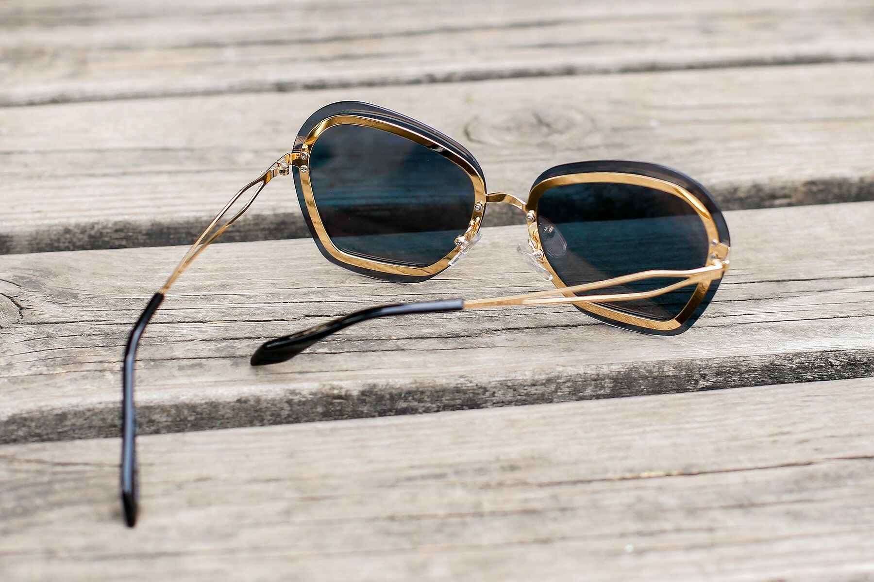 Women's lifestyle photography #3 of JC2038 in Gold with Rose Gold Mirrored TAC Lenses